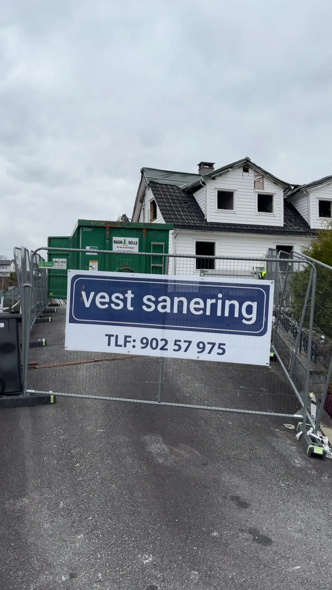 Bygg under sanering med Vest Sanering-skilt på anlegget