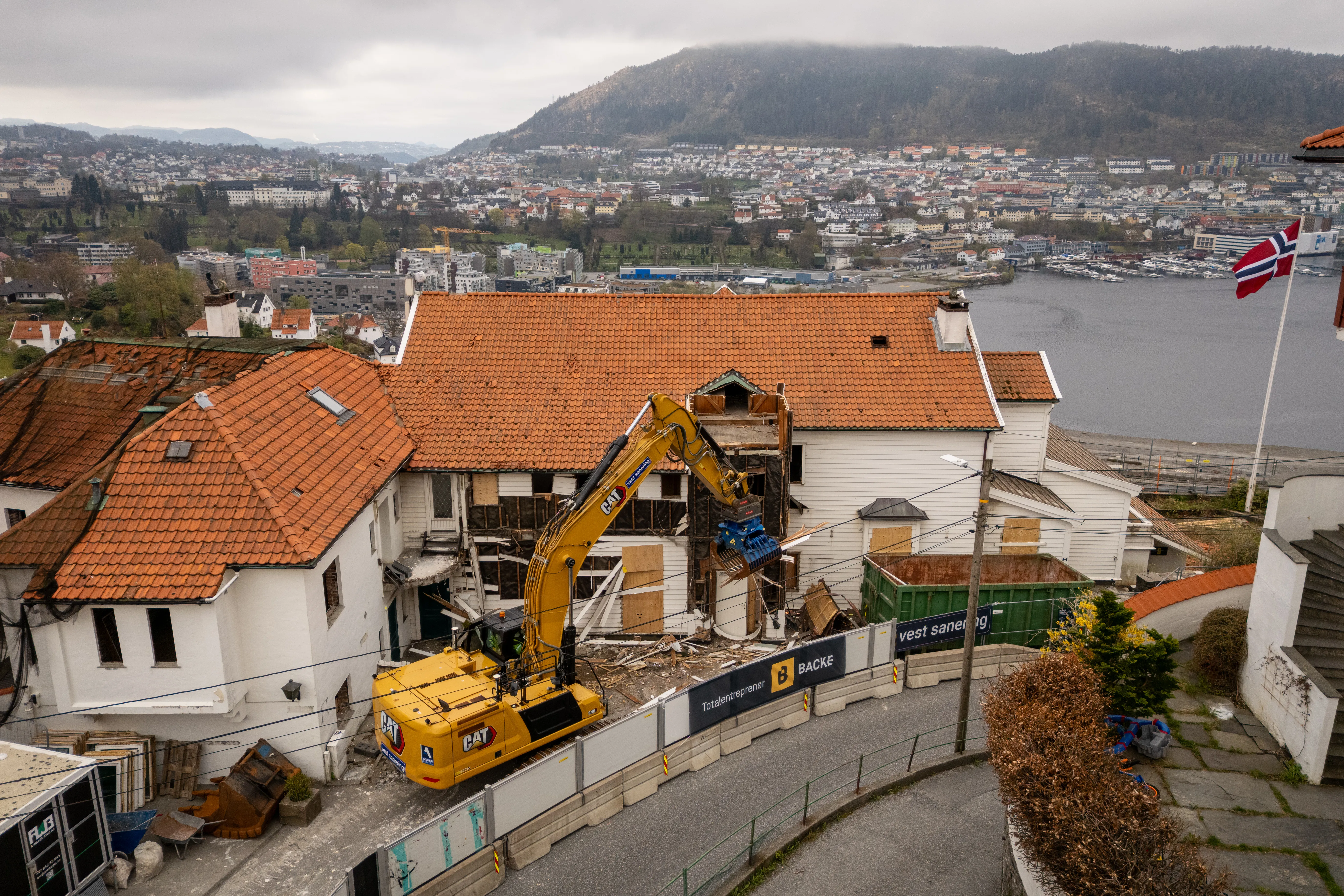 Oversiktsbilde av rivearbeid på Bellevue med Bergen og fjorden i bakgrunnen